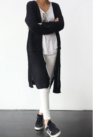 С чем носить черный открытый кардиган женщине: Сочетание черного открытого кардигана и белых джинсов скинни поможет выразить твой выразительный стиль. Тебе нравятся дерзкие сочетания? Закончи свой образ черными низкими кедами.