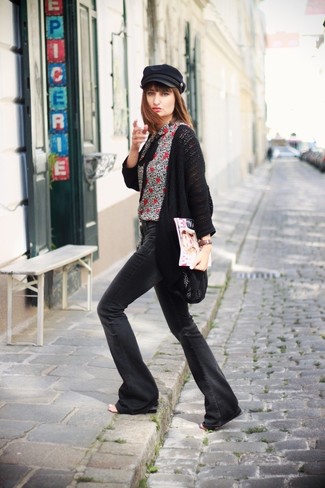 С чем носить джинсы-клеш в 30 лет: Черный вязаный открытый кардиган и джинсы-клеш отлично вписываются в гардероб самых привередливых красавиц.