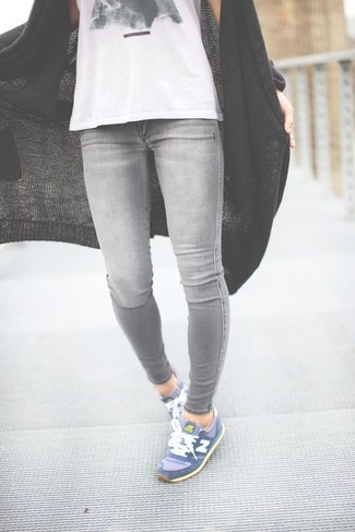 Как носить кардиган с кроссовками в 30 лет женщине в спортивном стиле: Кардиган в сочетании с серыми джинсами скинни не прекращает покорять сердца дам. Такой лук несложно приспособить к повседневным реалиям, если завершить его кроссовками.