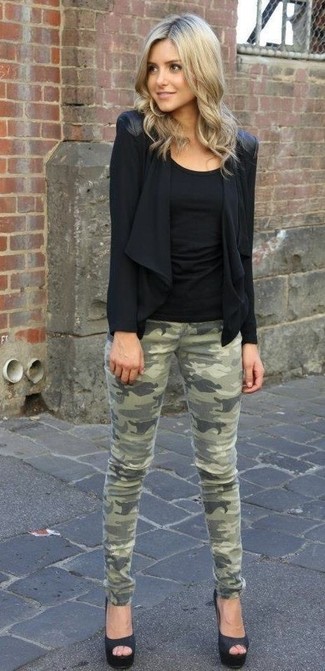 С чем носить темно-бирюзовые джинсы женщине: Черный открытый кардиган и темно-бирюзовые джинсы — беспроигрышный вариант для похода в кино или по магазинам. В сочетании с этим луком чудесно смотрятся черные сатиновые туфли.