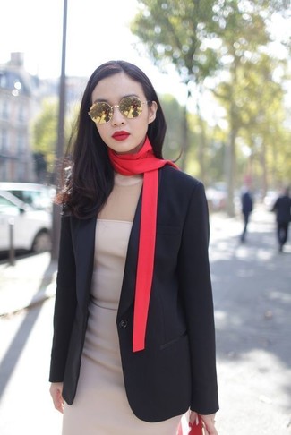 С чем носить красный шарф женщине: Черный пиджак и красный шарф помогут создать простой и практичный образ для выходного дня в парке или торговом центре.