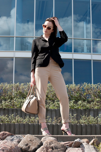 С чем носить бежевые кожаные сабо в 30 лет: Комбо из черного пиджака и бежевых классических брюк великолепно подойдет для рабочего дня в офисе. Пара бежевых кожаных сабо поможет сделать лук более законченным.