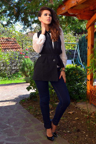 Модный лук: черный пиджак без рукавов, бело-черная шелковая классическая рубашка, темно-синие джинсы скинни, черные кожаные туфли