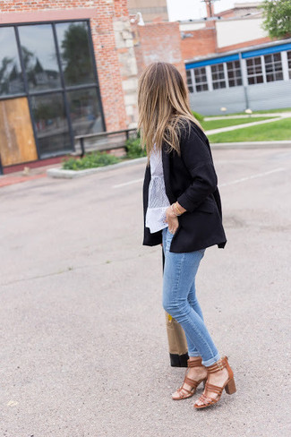 Какие джинсы скинни носить с коричневыми босоножками на каблуке в 20 лет: Тандем черного пиджака и джинсов скинни — олицетворение современного стиля в большом городе. Очень гармонично здесь будут смотреться коричневые босоножки на каблуке.