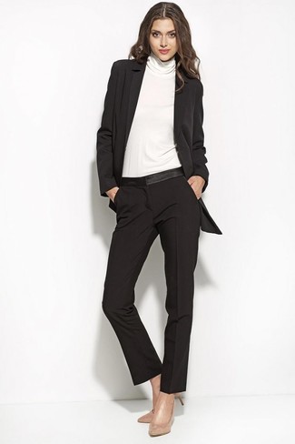 С чем носить черные классические брюки женщине: Сочетание черного пиджака и черных классических брюк поможет составить элегантный и современный лук. В паре с этим образом наиболее уместно будут смотреться светло-коричневые замшевые туфли.