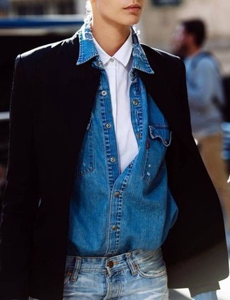 Какие пиджаки носить с синей джинсовой рубашкой женщине в стиле смарт-кэжуал: Пиджак в паре с синей джинсовой рубашкой — отличный вариант для воплощения ансамбля в стиле элегантной повседневности.