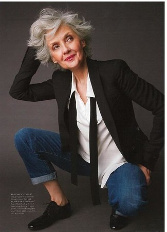 С чем носить оксфорды за 60 лет женщине: Черный пиджак и темно-синие джинсы гармонично вписываются в гардероб самых привередливых красавиц. Теперь почему бы не добавить в этот образ на каждый день чуточку изысканности с помощью оксфордов?