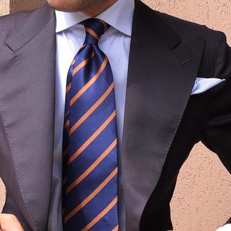 С чем носить темно-синий галстук в вертикальную полоску мужчине в стиле смарт-кэжуал: Несмотря на то, что этот образ кажется весьма сдержанным, лук из черного пиджака и темно-синего галстука в вертикальную полоску всегда будет выбором стильных мужчин, пленяя при этом сердца барышень.