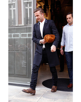 Как носить черный пиджак с черными зауженными джинсами мужчине в стиле смарт-кэжуал: Черный пиджак и черные зауженные джинсы — идеальный лук, если ты ищешь простой, но в то же время модный мужской лук. Хочешь привнести сюда толику классики? Тогда в качестве обуви к этому луку, стоит выбрать коричневые кожаные туфли дерби.