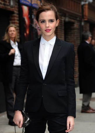 Как Emma Watson носит Черный пиджак, Белая классическая рубашка, Черные классические брюки, Темно-серый клатч