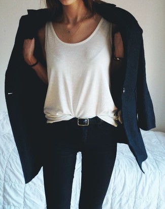 Как носить черные джинсы скинни с белой майкой: Белая майка и черные джинсы скинни — хорошая формула для воплощения модного и несложного образа.