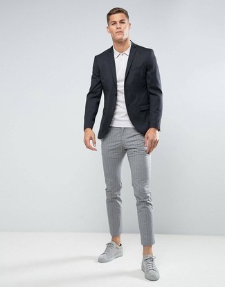 Модный лук: черный пиджак, белая футболка-поло, серые брюки чинос в вертикальную полоску, серые замшевые низкие кеды