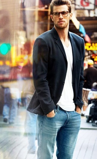 С чем носить черно-золотой пиджак в 30 лет мужчине: Черно-золотой пиджак в сочетании с синими джинсами позволит подчеркнуть твой оригинальный личный стиль и выгодно выделиться из общей массы.