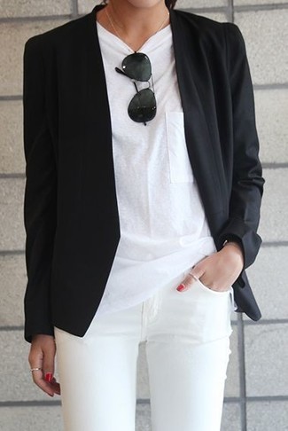 Как носить белую футболку с круглым вырезом с черным пиджаком женщине в стиле смарт-кэжуал: Черный пиджак и белая футболка с круглым вырезом — выбирай этот наряд, если не боишься оказаться в центре внимания.