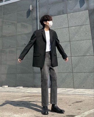 Какие ботинки челси носить с черным пиджаком мужчине в стиле смарт-кэжуал: Сочетание черного пиджака и темно-серых джинсов — прекрасный офисный вариант для парней. В сочетании с ботинками челси такой образ выглядит особенно гармонично.