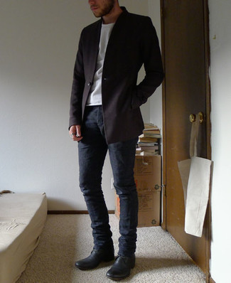 Как носить черный пиджак с темно-синими джинсами в 30 лет мужчине в теплую погоду в стиле смарт-кэжуал: Черный пиджак в паре с темно-синими джинсами — замечательный пример привлекательного офисного стиля для джентльменов. Вкупе с этим образом великолепно смотрятся черные кожаные ботинки дезерты.