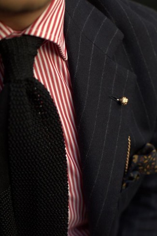 Модный лук: черный пиджак в вертикальную полоску, бело-красная классическая рубашка в вертикальную полоску, черный вязаный галстук, черный нагрудный платок с цветочным принтом