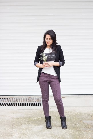 С чем носить пурпурные узкие брюки осень: Дуэт черного пиджака и пурпурных узких брюк несомненно подчеркнет твой неповторимый стиль. Очень подходяще здесь будут смотреться черные кожаные ботильоны. Однозначно, подобное сочетание будет смотреться чудесно в погожий осенний денек.