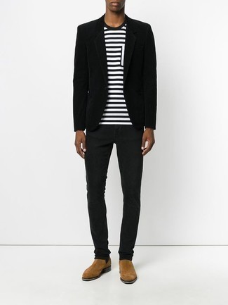 С чем носить светло-коричневые замшевые ботинки челси в 20 лет мужчине осень: Черный пиджак и черные джинсы — великолепный выбор для воплощения мужского образа в стиле смарт-кэжуал. Преобразить образ и добавить в него немного классики позволят светло-коричневые замшевые ботинки челси. Уверены, это отличная задумка на весенне-осенний период.