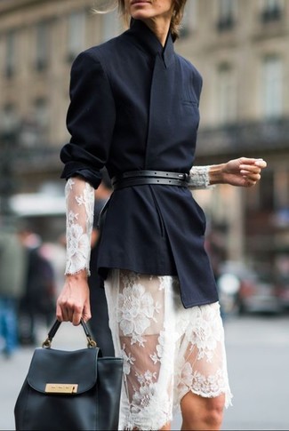 С чем носить черный пиджак женщине: Черный пиджак и белое кружевное платье-миди — превосходный вариант для расслабленного, но модного лука.