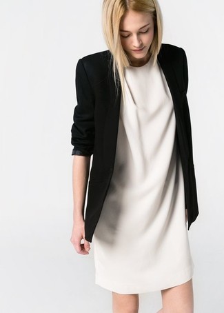 С чем носить бело-темно-синего платье прямого кроя: Бело-темно-синее платье прямого кроя в паре с черным пиджаком — прекрасный пример модного офисного стиля.