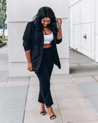 С чем носить черный пиджак женщине в стиле смарт-кэжуал: Черный пиджак и черные классические брюки — выбор, который будет непременно притягивать взоры окружающих. В качестве обуви сюда просятся черные кожаные босоножки на каблуке.