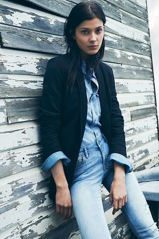 С чем носить черный пиджак в 30 лет женщине в стиле кэжуал: Черный пиджак и голубые рваные джинсы скинни надежно закрепились в гардеробе многих дам, помогая создавать запоминающиеся и стильные ансамбли.