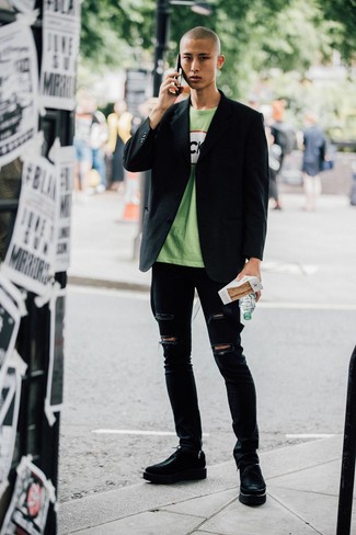 Модный лук: черный пиджак, зеленая футболка с круглым вырезом с принтом, черные рваные зауженные джинсы, черные кожаные массивные туфли дерби