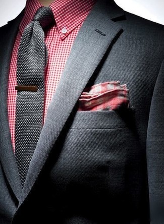 Модный лук: черный пиджак, красная классическая рубашка в мелкую клетку, черный вязаный галстук, красный нагрудный платок в мелкую клетку