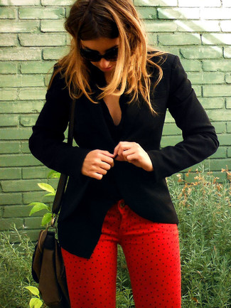 С чем носить черный пиджак в 30 лет женщине осень: Красивое сочетание черного пиджака и красных джинсов в горошек безусловно будет обращать на тебя взоры окружающих. Такой наряд непременно придется тебе по вкусу в весенне-осенний период.