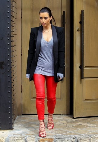 Как носить узкие брюки с пиджаком в 30 лет лето в стиле смарт-кэжуал: Если ты приписываешь себя к той редкой группе девушек, неплохо ориентирующихся в том, что стильно, а что нет, тебе придется по вкусу сочетание пиджака и узких брюк. В тандеме с этим образом наиболее уместно смотрятся красные кожаные босоножки на каблуке. Такой образ определенно поможет справиться с нестерпимым летним зноем.
