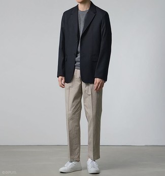 Модный лук: черный пиджак, серая футболка с круглым вырезом, светло-коричневые брюки чинос, белые низкие кеды из плотной ткани