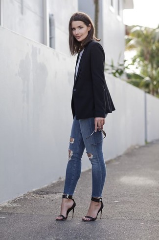 Как носить черный пиджак с черными кожаными босоножками на каблуке осень в стиле кэжуал: Черный пиджак и серые рваные джинсы скинни будет замечательной идеей для расслабленного повседневного образа. Черные кожаные босоножки на каблуке станут великолепным дополнением к твоему ансамблю. Разве это не суперский выбор на осень?