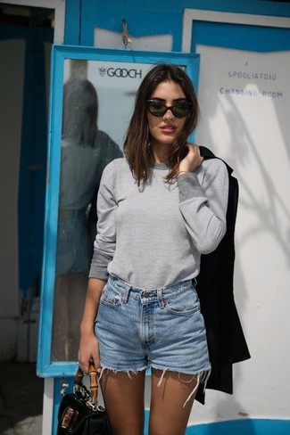 С чем носить серый свитшот женщине лето: Сочетание серого свитшота и голубых джинсовых шорт выглядит очень привлекательно, согласна? Как тебе такой лук на лето?