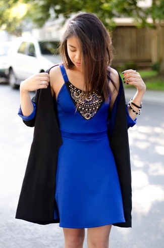 С чем носить темно-синее платье в 30 лет в стиле смарт-кэжуал: Поклонницам стиля casual должно прийтись по душе такое сочетание темно-синего платья и черного пиджака.