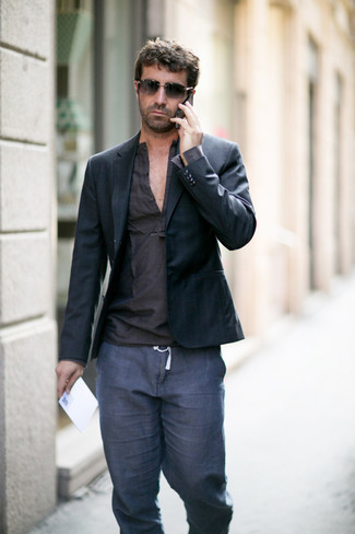 С чем носить черный пиджак мужчине в теплую погоду: Черный пиджак в паре с темно-серыми льняными классическими брюками позволит составить модный и мужественный образ.