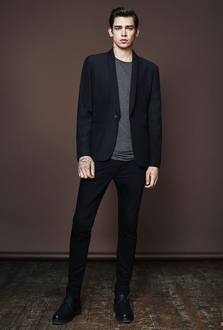 Модный лук: черный пиджак, темно-серая футболка с круглым вырезом, черные брюки чинос, черные кожаные монки