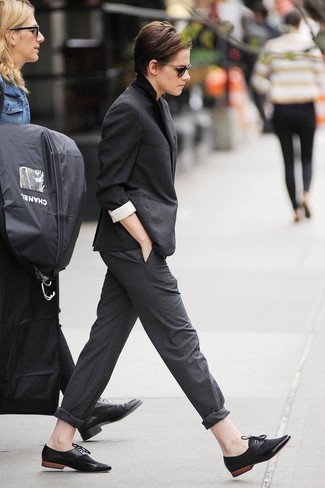 Как Kristen Stewart носит Черный пиджак, Темно-серые классические брюки, Черные замшевые оксфорды