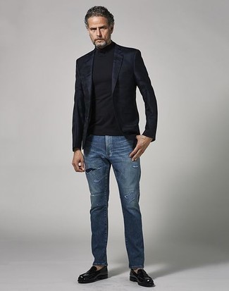 Как носить черный пиджак с темно-синими джинсами мужчине в стиле кэжуал: Черный пиджак и темно-синие джинсы — обязательные составляющие в гардеробе парней с чувством стиля. Любители экспериментировать могут закончить лук черными кожаными лоферами, тем самым добавив в него чуточку строгости.