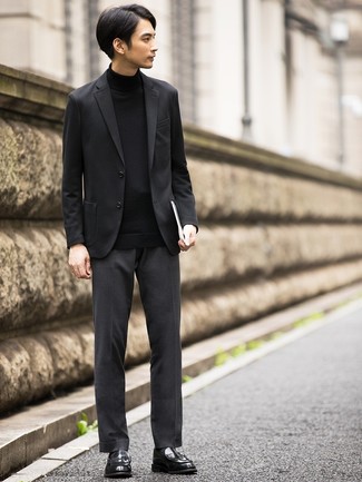 С чем носить черные кожаные лоферы в 30 лет мужчине осень: Черный пиджак в сочетании с темно-серыми классическими брюками поможет создать незабываемый мужской образ. Что касается обуви, дополни ансамбль черными кожаными лоферами. Это отличный лук, который прекрасно подходит для изменчивой осенней погоды.