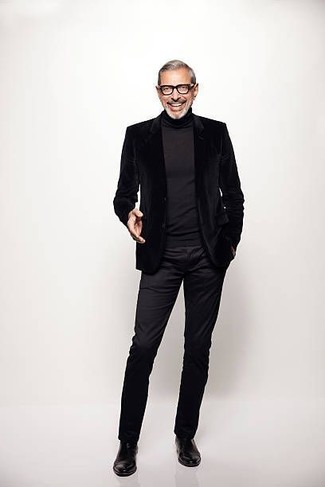 Как Jeff Goldblum носит Черный бархатный пиджак, Черная водолазка, Черные брюки чинос, Черные кожаные ботинки челси