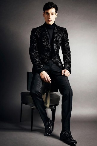 С чем носить черно-золотой пиджак в 20 лет мужчине: Сочетание черно-золотого пиджака и черных классических брюк поможет создать модный классический ансамбль. Вместе с этим образом отлично будут смотреться черные кожаные оксфорды.