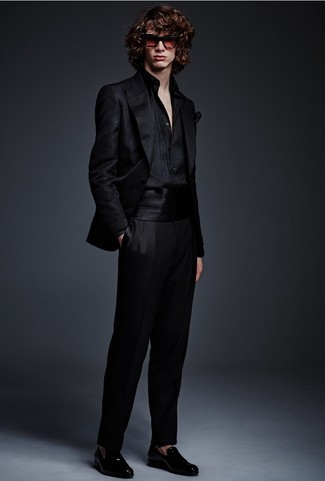 С чем носить черно-золотой пиджак в 20 лет мужчине: Черно-золотой пиджак в паре с черными классическими брюками позволит создать стильный и мужественный образ. В паре с этим луком органично будут смотреться черные кожаные лоферы.