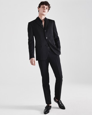 С чем носить черные кожаные монки с двумя ремешками в деловом стиле: Комбо из черного пиджака и черных классических брюк — хороший пример делового городского стиля. Вместе с этим образом прекрасно будут выглядеть черные кожаные монки с двумя ремешками.