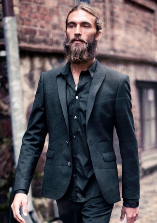 Какие рубашки с длинным рукавом носить с черным пиджаком мужчине в теплую погоду в стиле смарт-кэжуал: Комбо из черного пиджака и рубашки с длинным рукавом — превосходный пример непринужденного офисного стиля для джентльменов.