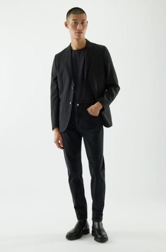 Модный лук: черный пиджак, черная футболка с круглым вырезом, черные джинсы, черные кожаные ботинки челси