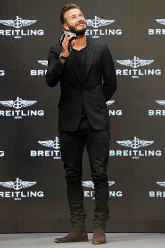 Как David Beckham носит Черный пиджак, Черная футболка с круглым вырезом, Черные джинсы, Темно-коричневые замшевые ботинки челси