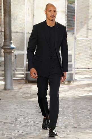 Модный лук: черный пиджак, черная футболка с круглым вырезом, черные классические брюки, черные кожаные оксфорды