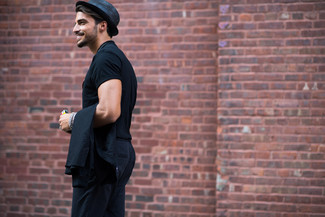 С чем носить шляпу мужчине лето в стиле смарт-кэжуал: Черный пиджак и шляпа — замечательная формула для создания модного и простого ансамбля. Вышел классный летний образ на каждый день.