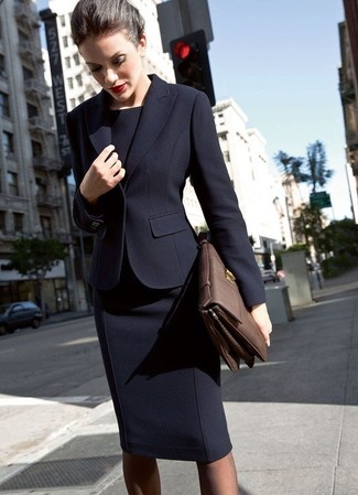 С чем носить черный пиджак женщине: Ансамбль из черного пиджака и черного платья-футляра поможет выглядеть стильно, а также выразить твою индивидуальность.